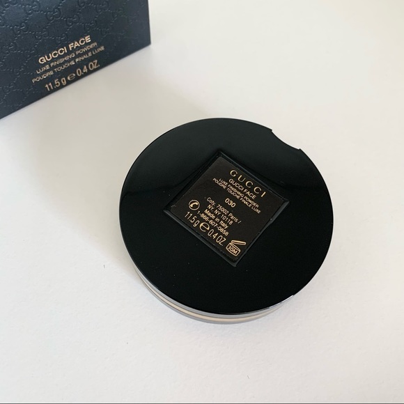 Hold Gucci luxe monogram finishing powder and brush - Picture 15 of 16